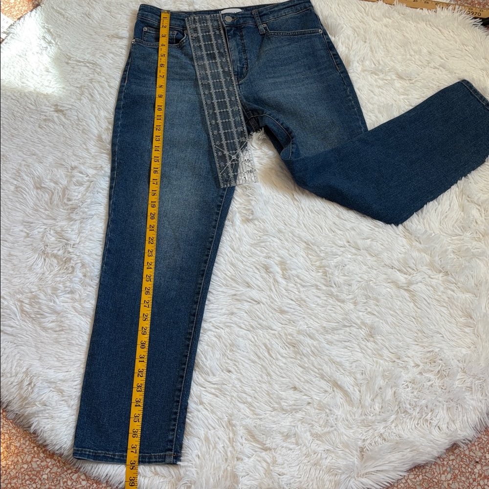 Women's Crown & Ivy High Rise
Vintage Straight Size 8 - Picture 9 of 10